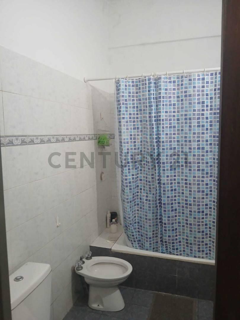 Foto de ¡Oportunidad en Berisso! Casa 2 dorm + local comercial, garage 2 autos, imagen 4