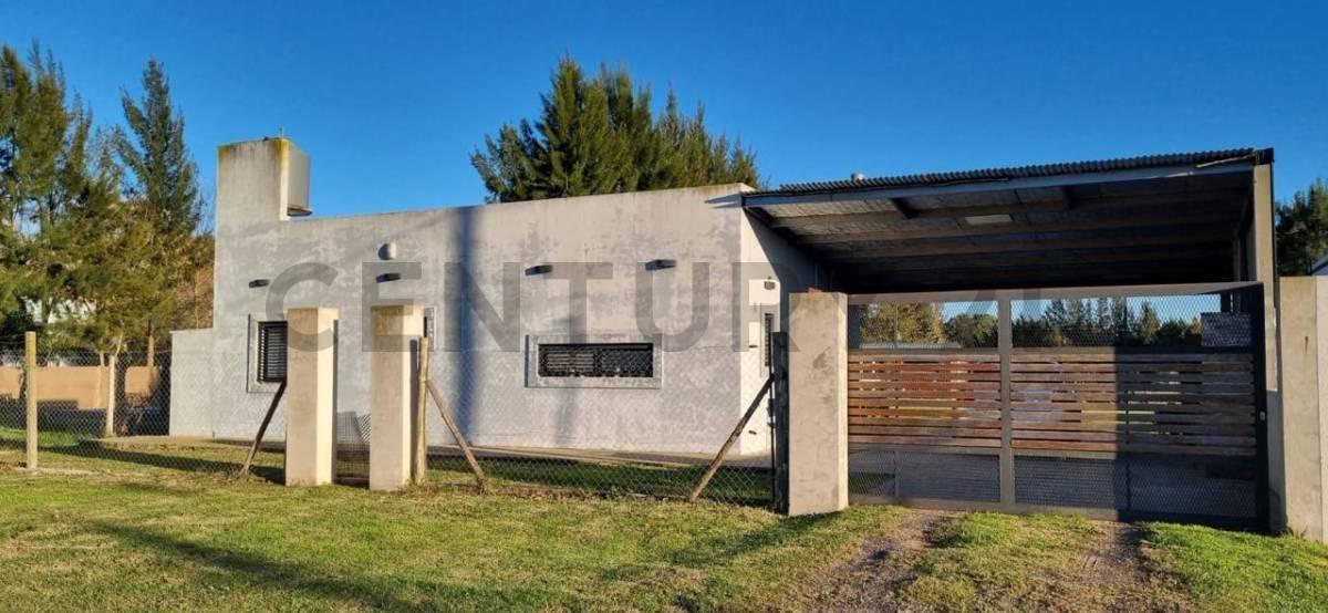 Foto de Moderna casa de 1 dormitorio con gran parque y parrilla sobre lote de, imagen 3