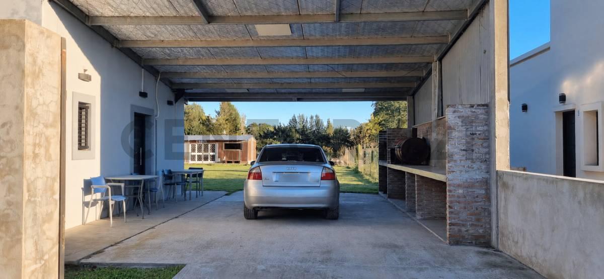 Foto de Moderna casa de 1 dormitorio con gran parque y parrilla sobre lote de, imagen 4
