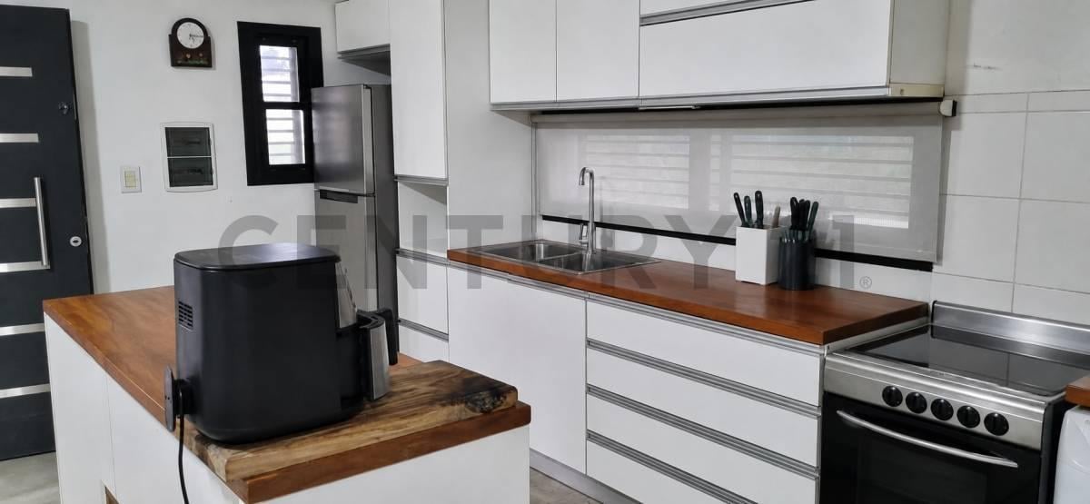Foto de Moderna casa de 1 dormitorio con gran parque y parrilla sobre lote de, imagen 5