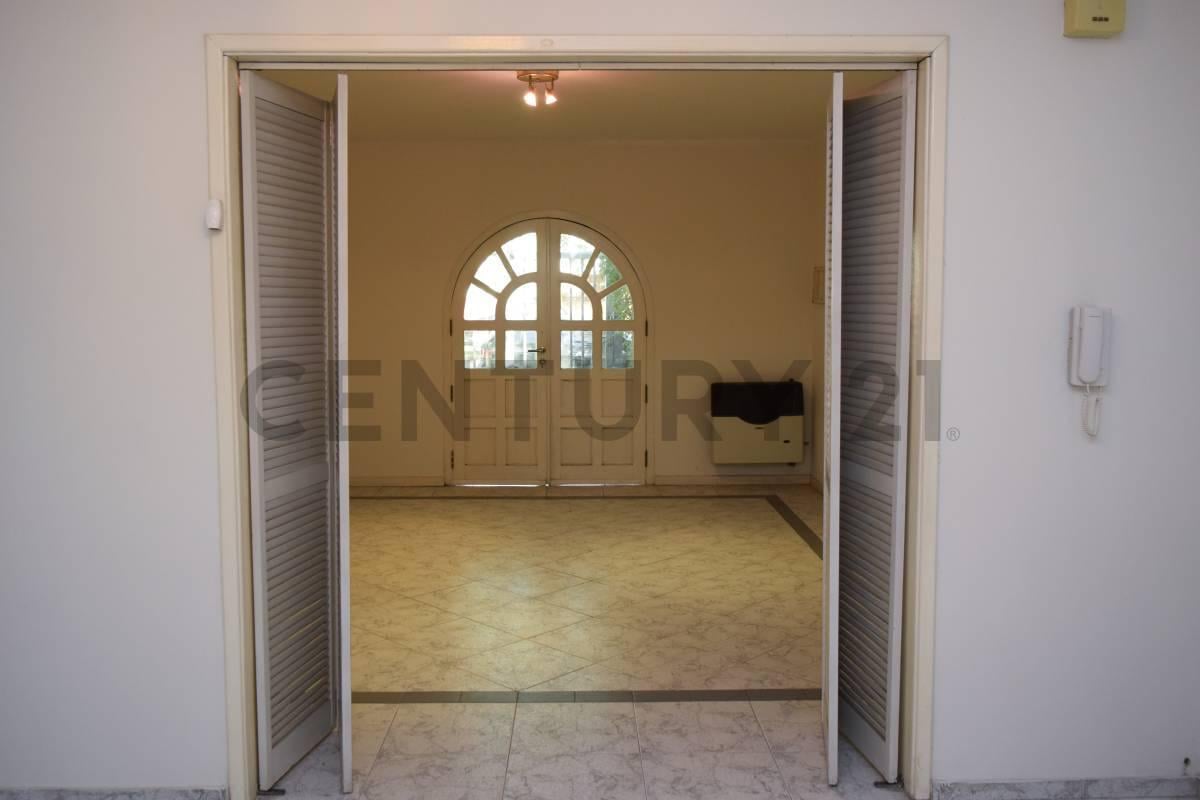 Foto de VENTA DE CASA. 4 AMB, COCHERA Y QUINCHO., imagen 5