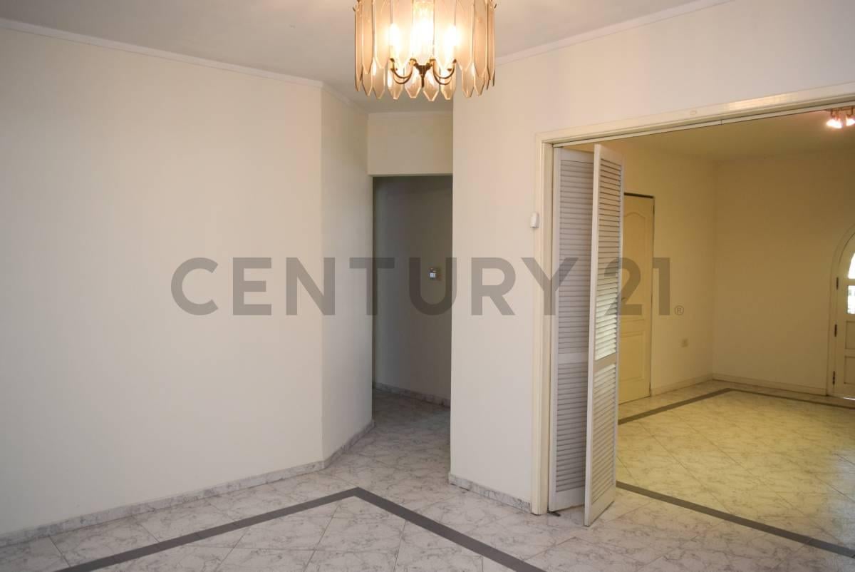Foto de VENTA DE CASA. 4 AMB, COCHERA Y QUINCHO., imagen 3