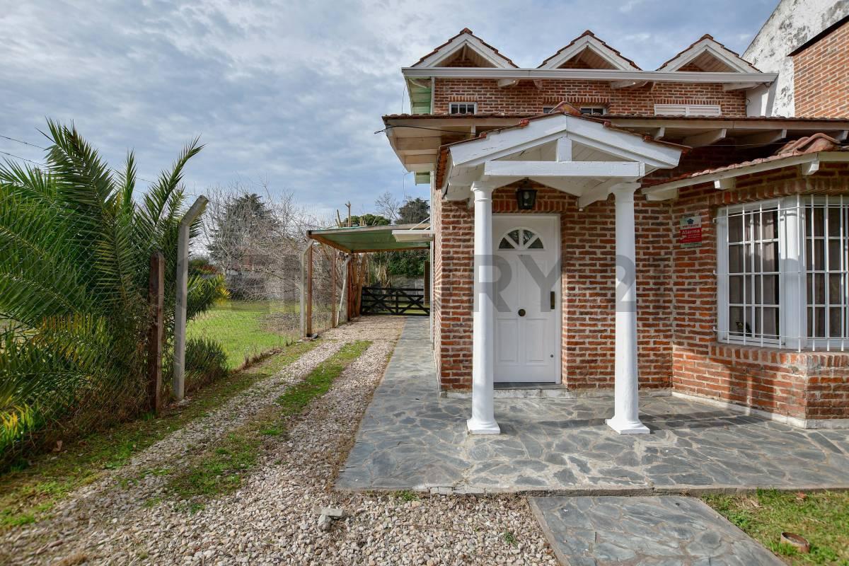 Foto de VENTA Casa 3 dormitorios con patio y cochera en City Bell., imagen 2