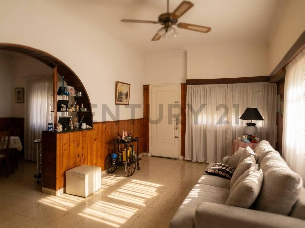 Foto de VENTA Casa 3 dormitorios, patio y pileta en venta City Bell., imagen 2