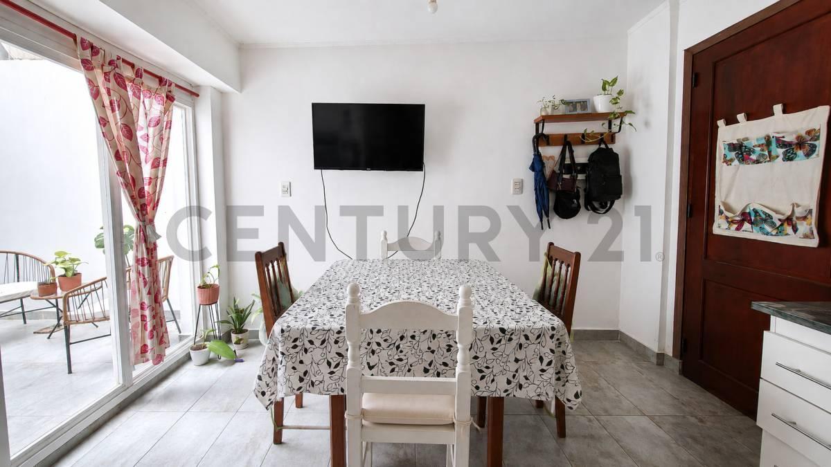 Foto de VENTA de Departamento en Planta Baja con 2 dormitorios y patio - LA, imagen 3