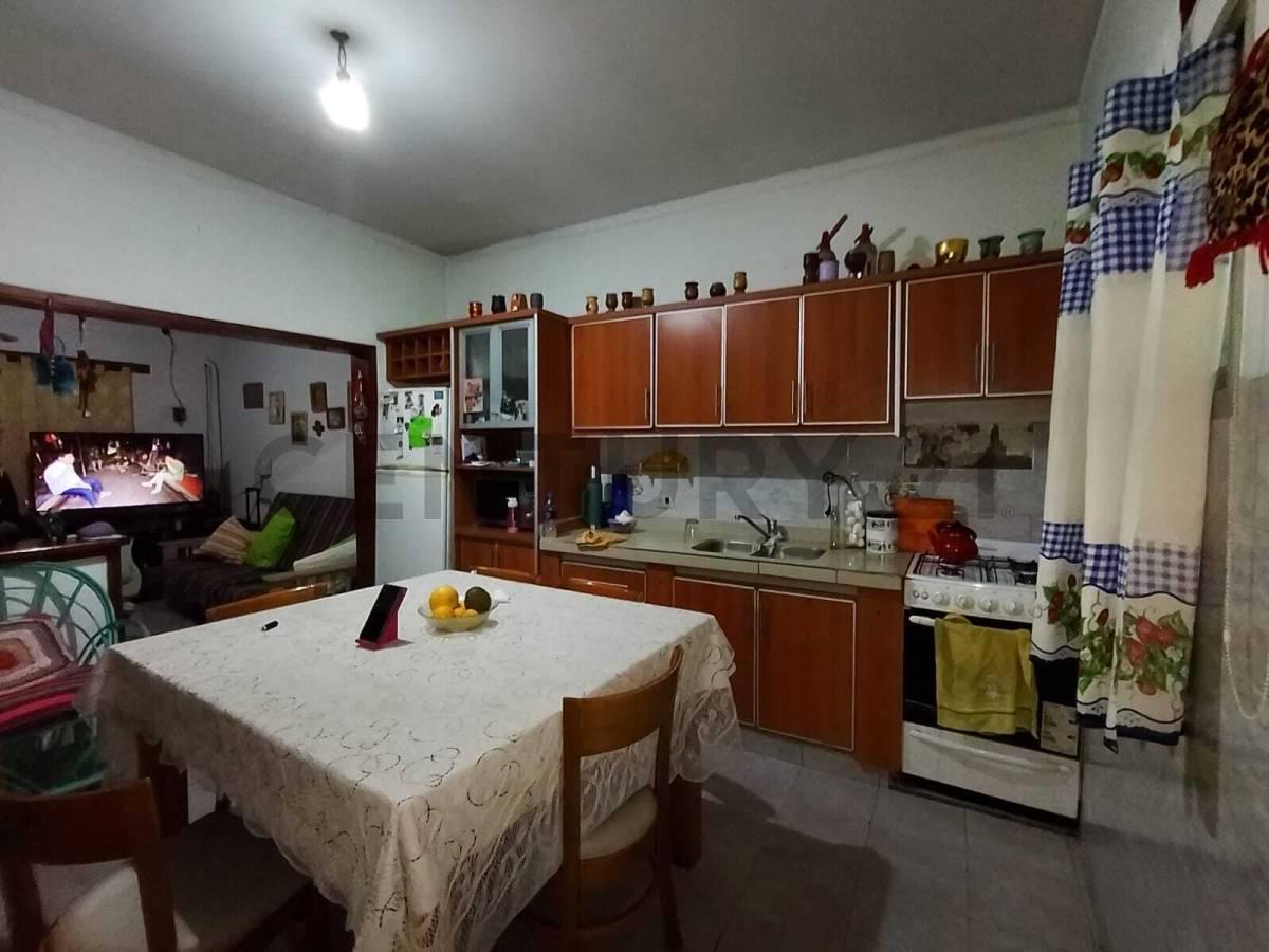 Foto de Casa en venta 3 ambientes con local y departamento en Berazategui, imagen 4
