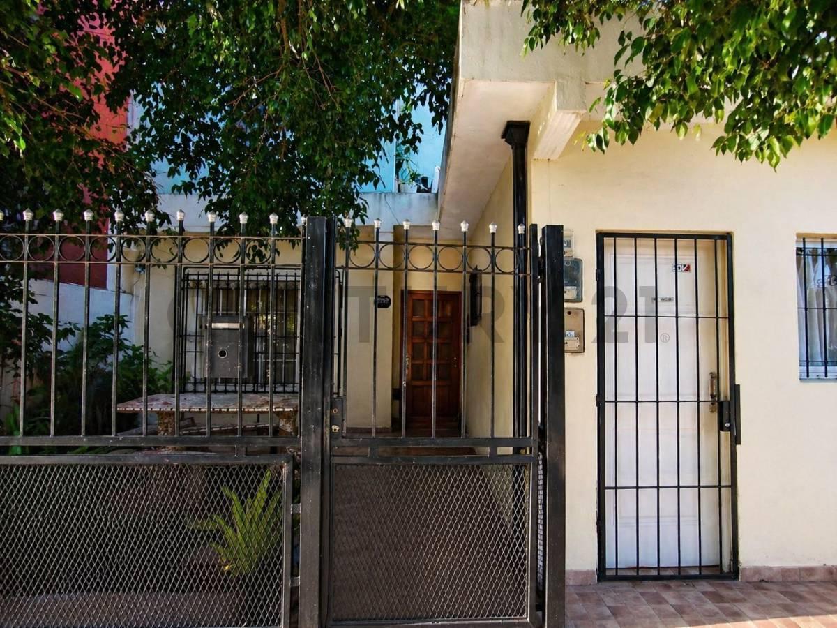 Foto de Casa en venta 3 ambientes con local y departamento en Berazategui, imagen 1