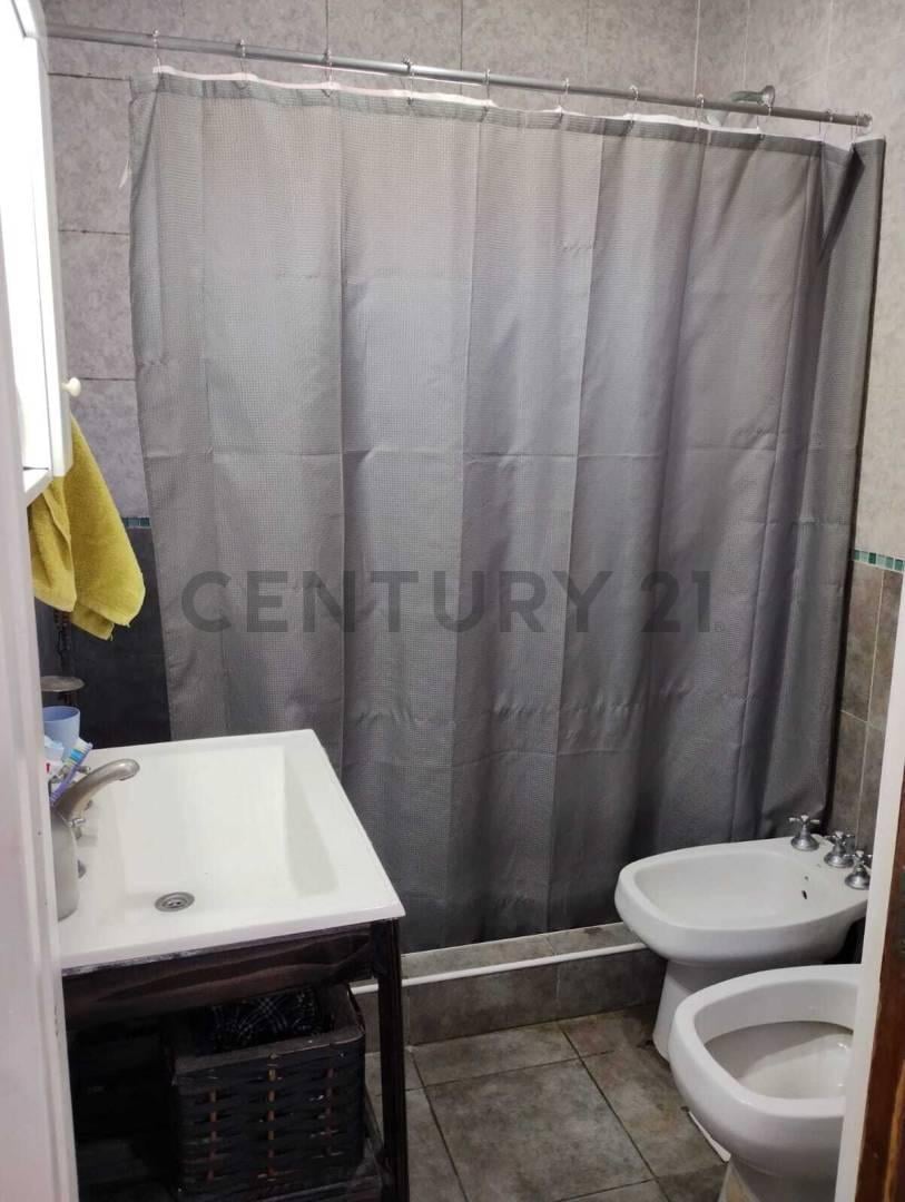 Foto de Casa en venta 3 ambientes con local y departamento en Berazategui, imagen 2