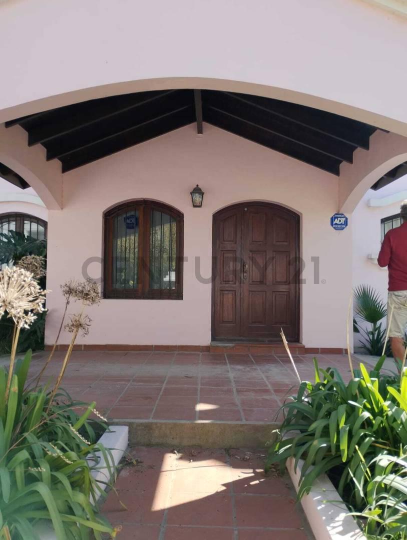 Foto de CASA DE CATEGORIA 3 DORMITORIOS, CON CASA DE HUESPEDES 1 DORMITORIOS EN, imagen 2