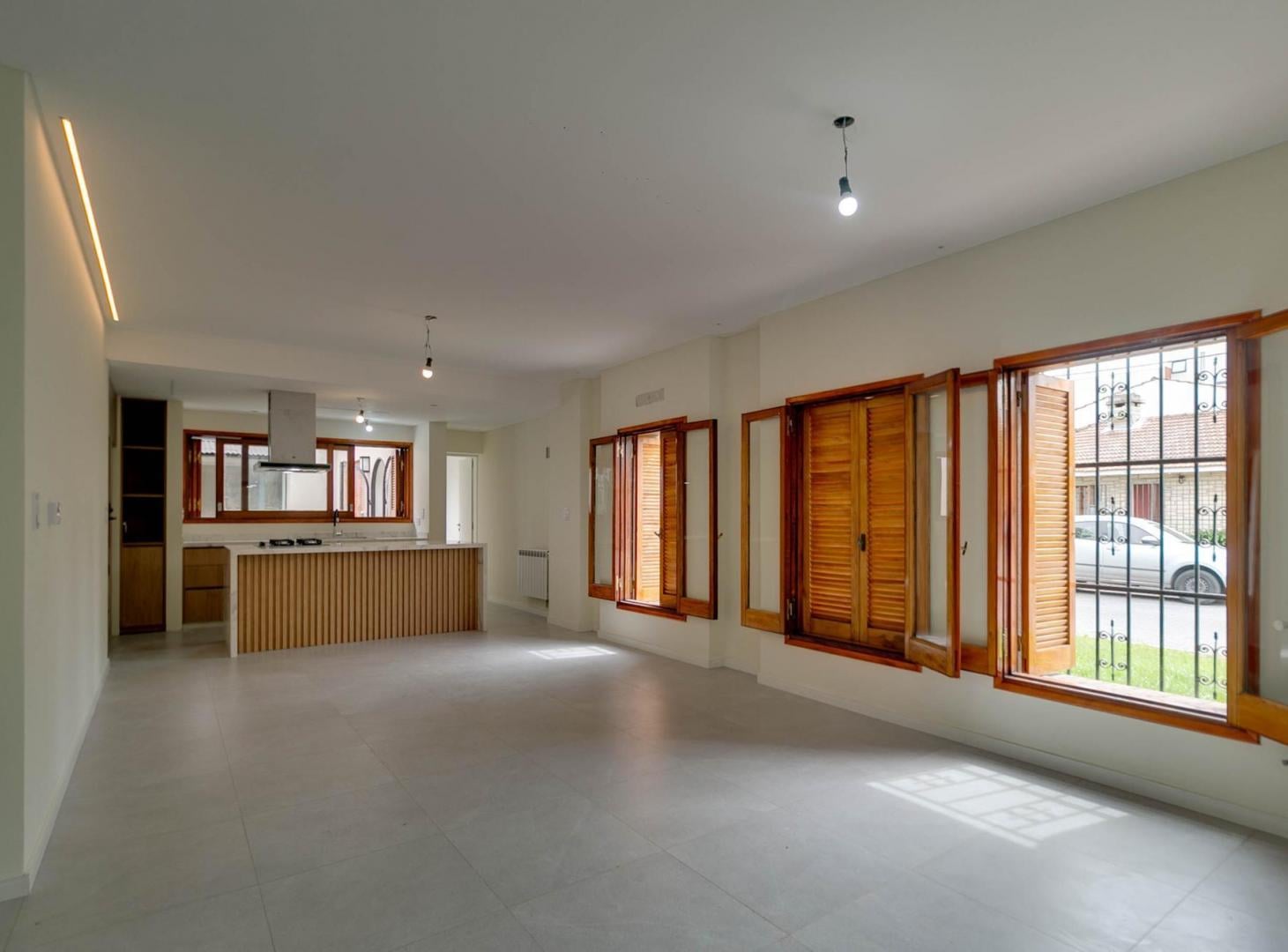 Foto de Casa de 4 dormitorios con jardín y cochera en venta – 11 y 527, Tolosa., imagen 2