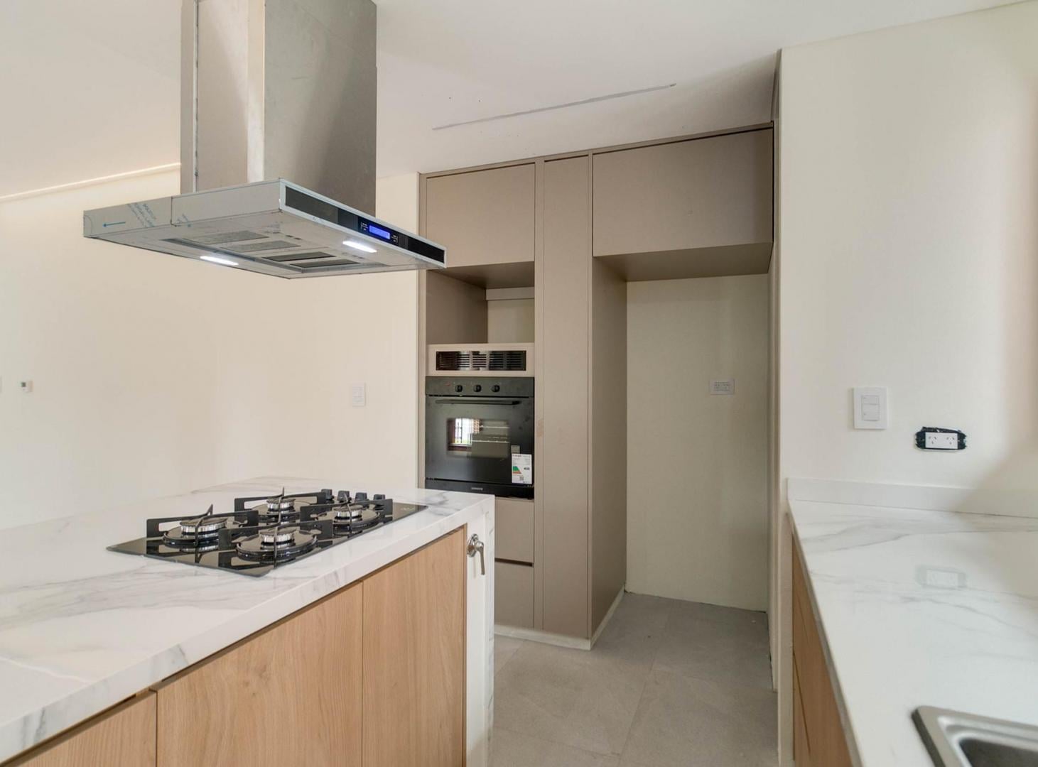Foto de Casa de 4 dormitorios con jardín y cochera en venta – 11 y 527, Tolosa., imagen 5