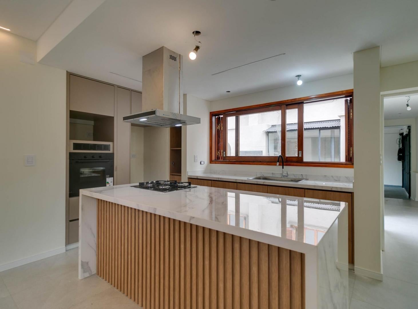 Foto de Casa de 4 dormitorios con jardín y cochera en venta – 11 y 527, Tolosa., imagen 3
