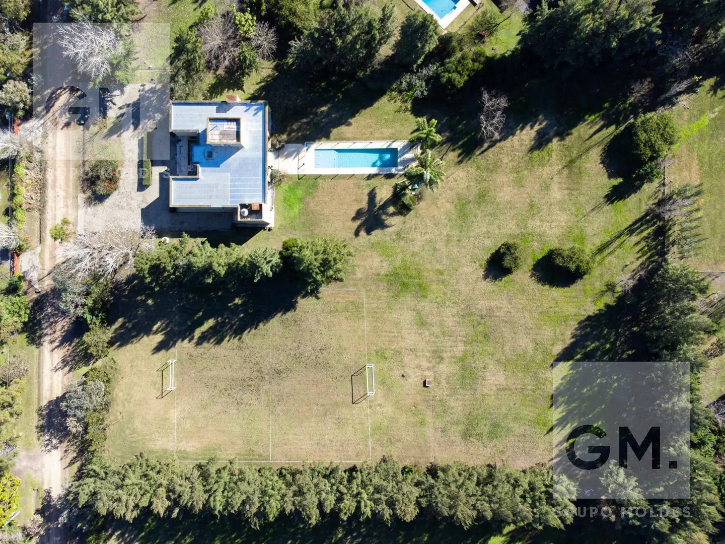 Casa en Venta con pileta, parrilla y cochera en Campos de Roca I 4