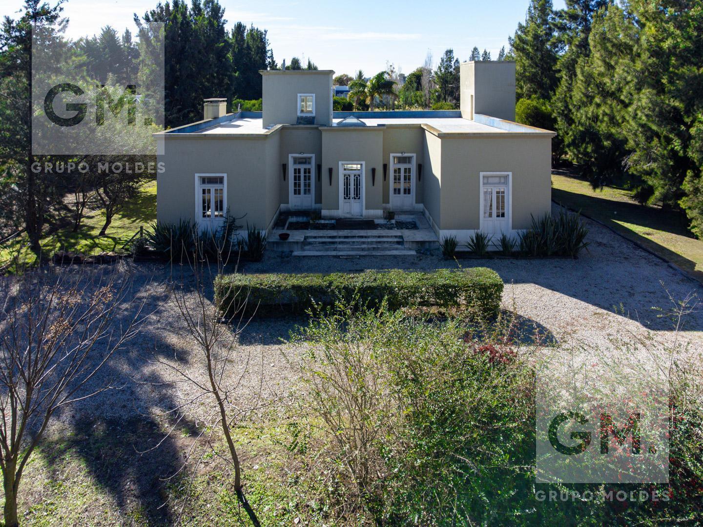 Casa en Venta con pileta, parrilla y cochera en Campos de Roca I