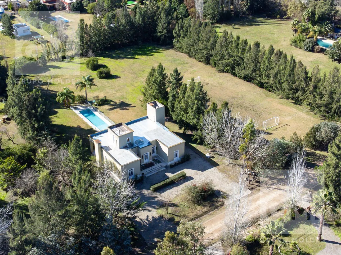 Casa en Venta con pileta, parrilla y cochera en Campos de Roca I 3