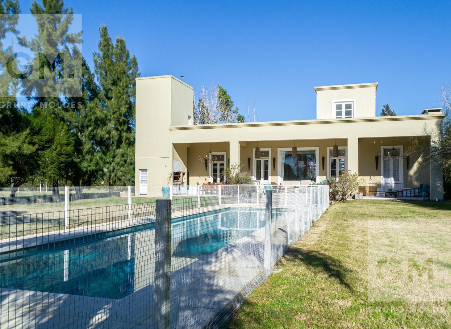Foto de Casa en Venta con pileta, parrilla y cochera en Campos de Roca I, imagen 5