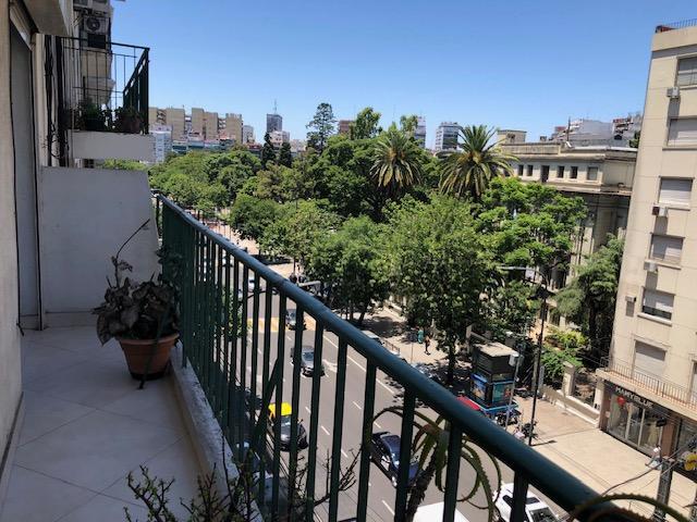 Excelente 3 ambtes con dencias y cochera frente Parque Rivadavia.