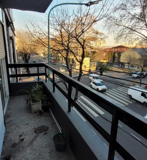 2 ambientes al frente con balcón 2