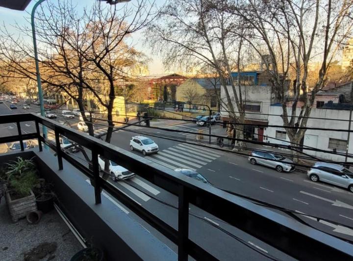 2 ambientes al frente con balcón 1