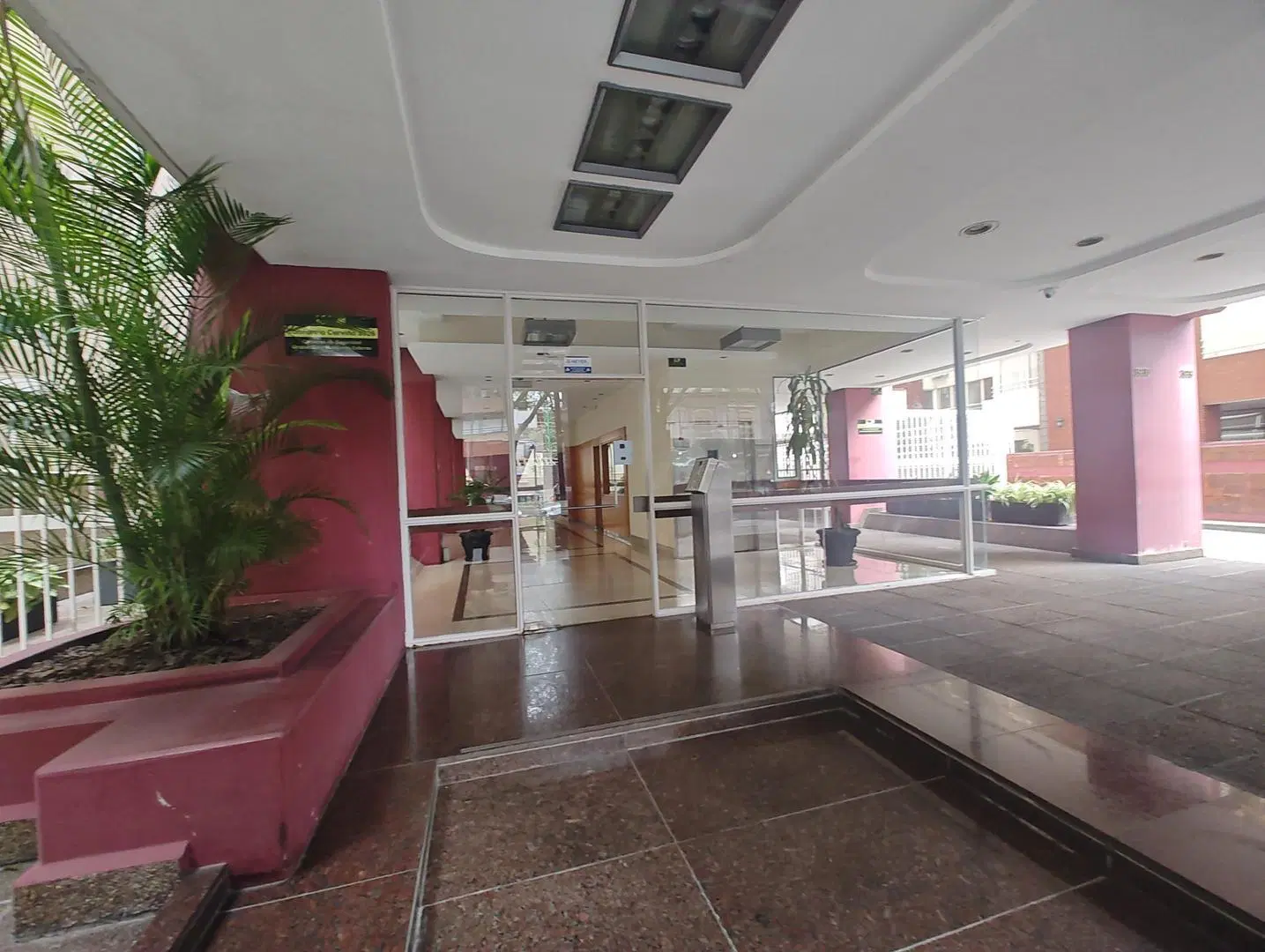 Semipiso. wTres ambientes contafrente Cochera. 3