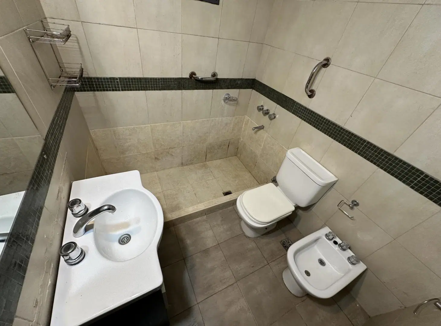 TIGRE - DEPARTAMENTO EN VENTA- PLANTA BAJA CON JARDIN 1