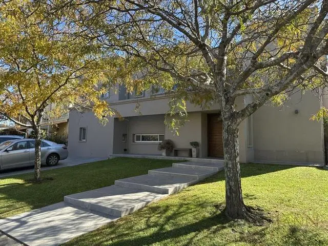Venta Casa 5 Dormitorios en Barrio Privado Santa Barbara 3
