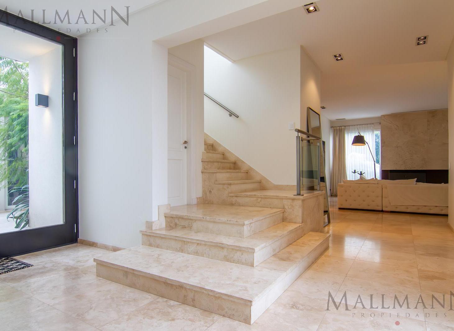 Foto de Venta Imponente Casa al Golf y Laguna en Estancias Golf con pileta, imagen 3
