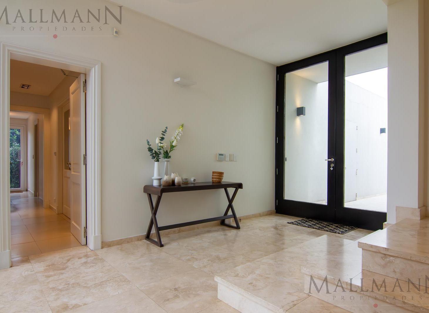 Foto de Venta Imponente Casa al Golf y Laguna en Estancias Golf con pileta, imagen 2