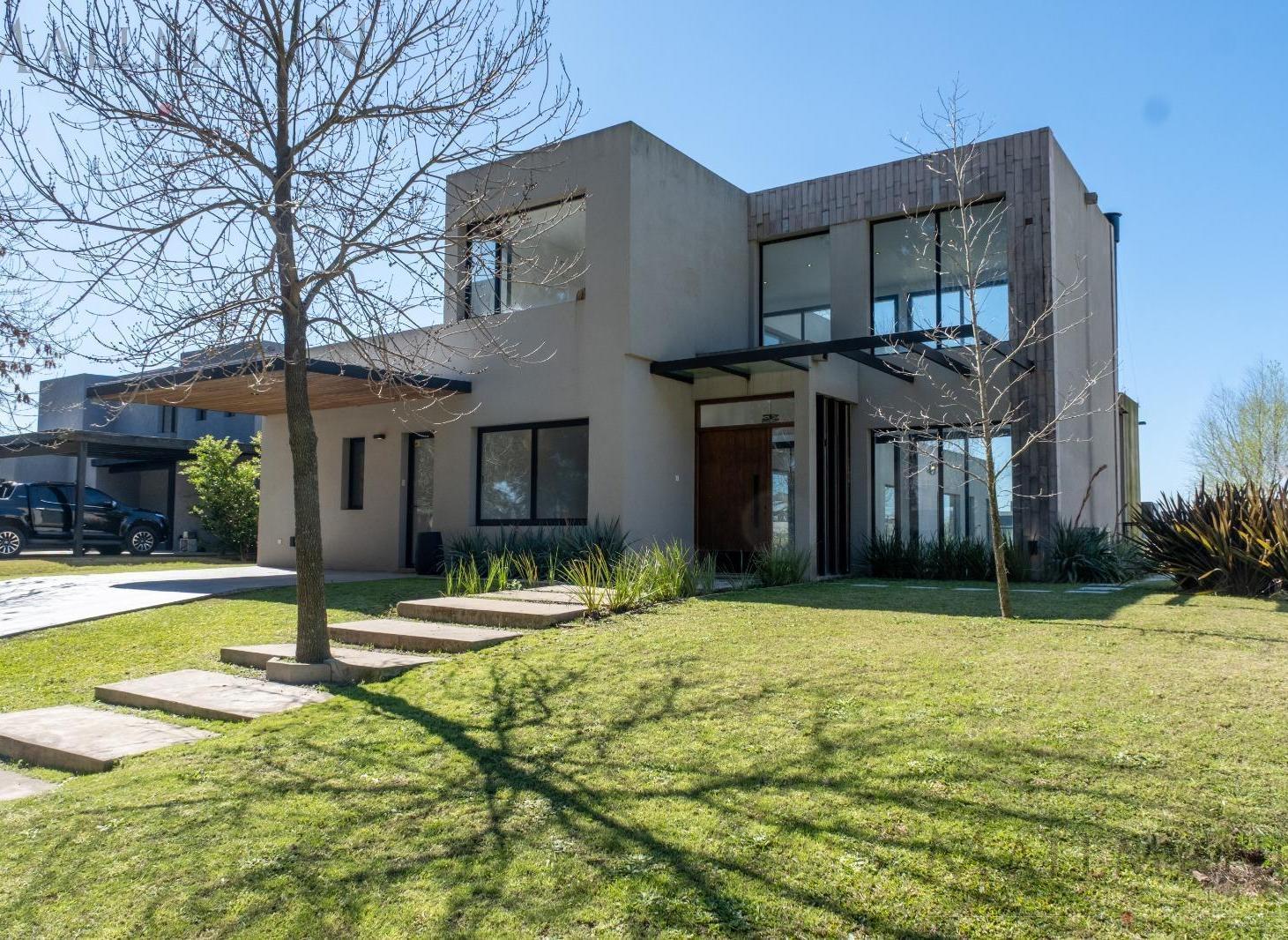 Foto de Casa en Venta 4 Dorms en Suite sobre la laguna con pileta en Pilará, imagen 1
