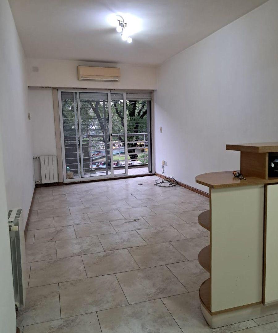Avenida Caseros 3200,Departamento 3 Ambientes al Frente,Parque Patricios