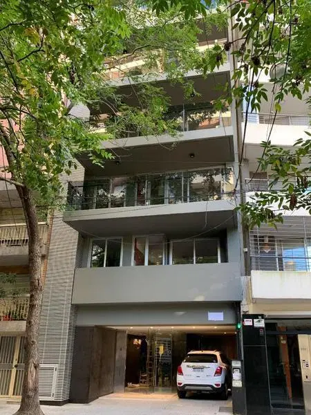 Semipiso al frente con balcón. 2