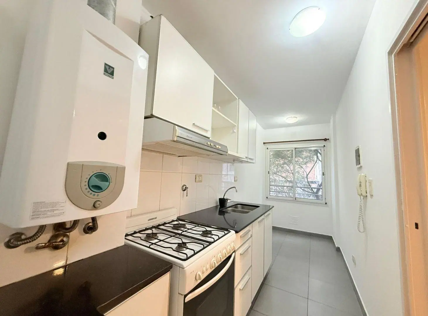 Departamento al frente con balcón 8