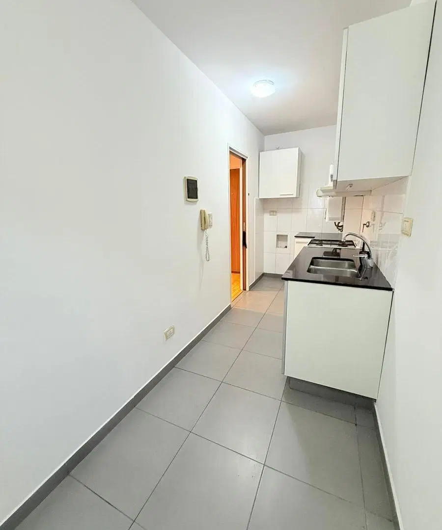 Departamento al frente con balcón 5
