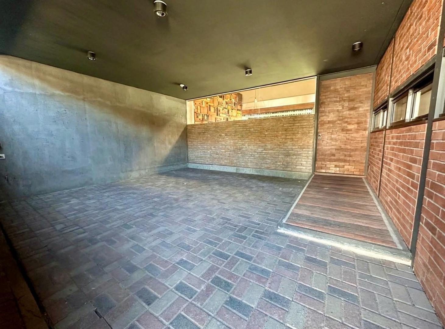 Foto de VENTA Casa excelente 3 dorm, quincho y pileta, imagen 2