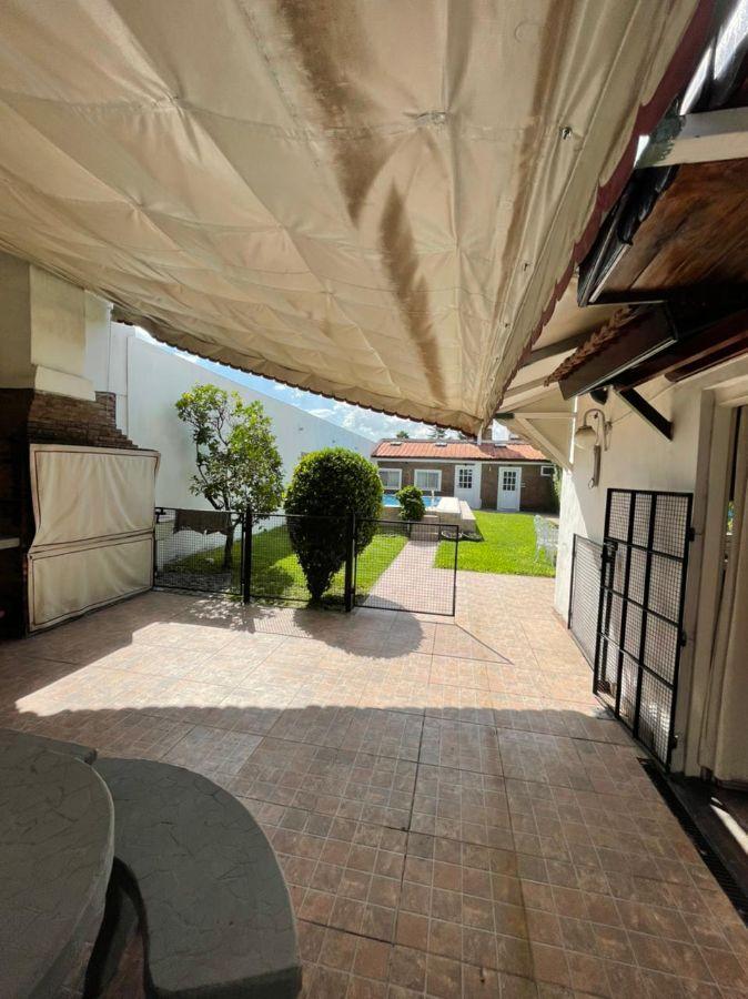 Hermoso chalet en venta con amplio jardín, piscina y cochera en Banfield