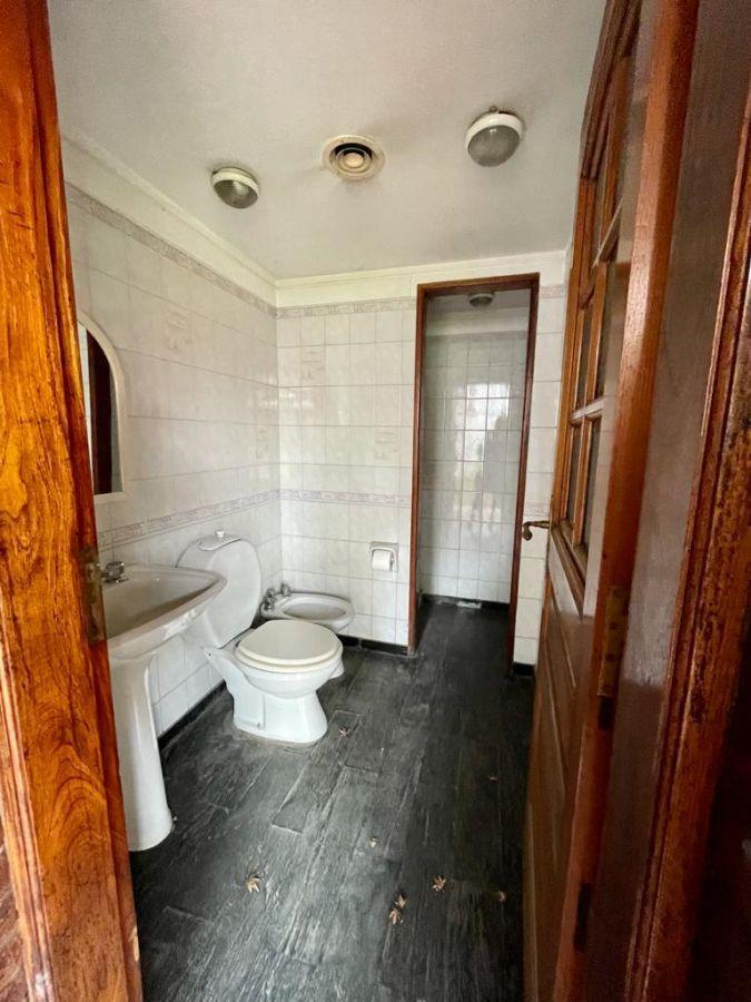 Casa con 5 Dorm. y Piscina en Venta - Lomas de Zamora 3