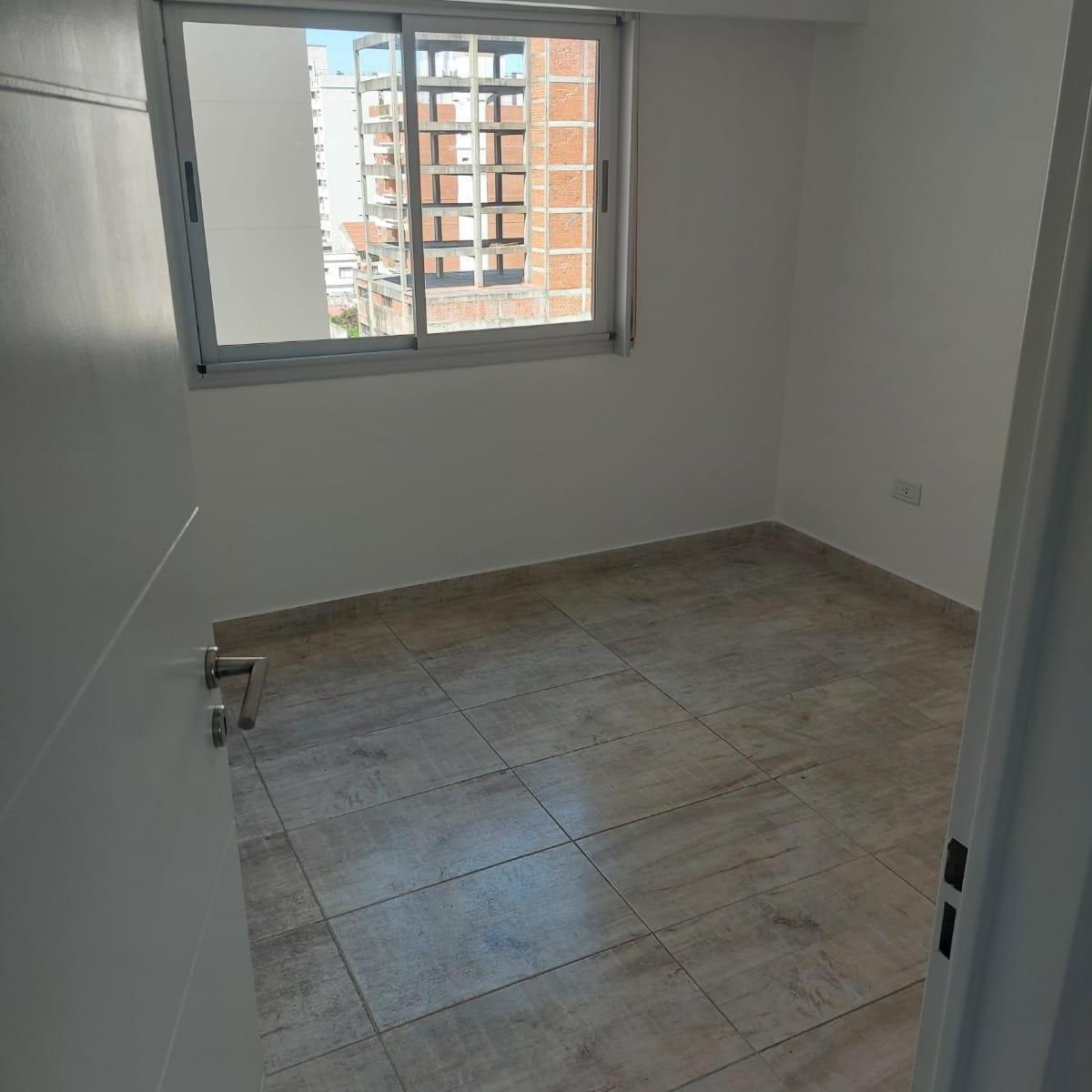 Impecable Departamento 3 Ambientes con Cochera en Lanús 4