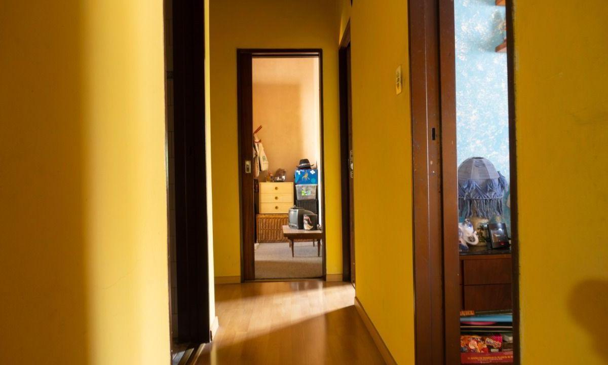 Hermoso chalet con amplio jardín, piscina y quincho en venta - Adrogue