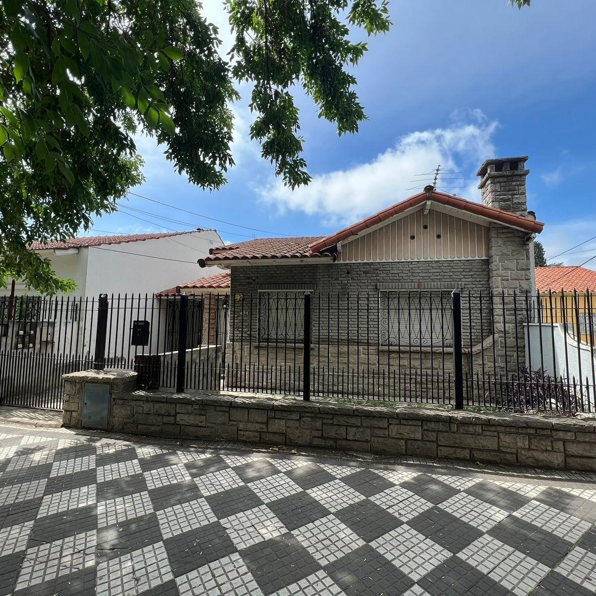 Casa en Venta de 8 Dorm. C/ Cochera en Monte Grande 4