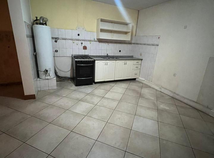 Casa en Alquiler de 4 dormitorios c/ cochera en Banfield Oeste 4
