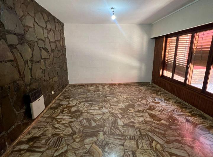 Casa en Alquiler de 4 dormitorios c/ cochera en Banfield Oeste 2