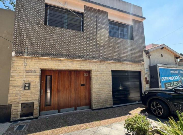 Casa en Alquiler de 4 dormitorios c/ cochera en Banfield Oeste 1