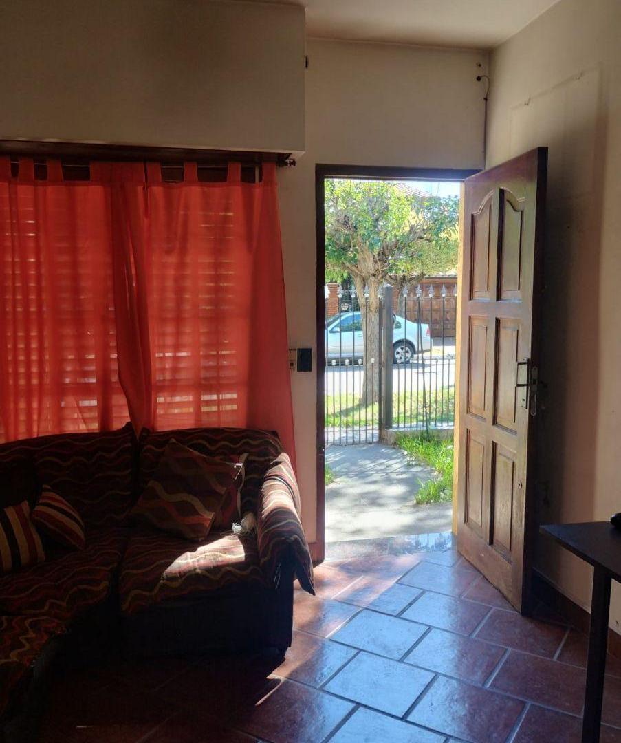 Foto de Chalet en venta c/ cochera en Banfield, imagen 1