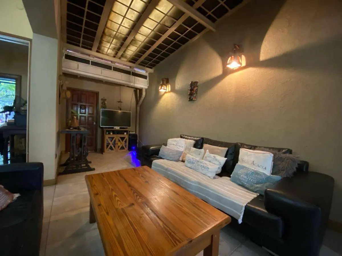 Casa en venta c/ cochera en Banfield 5