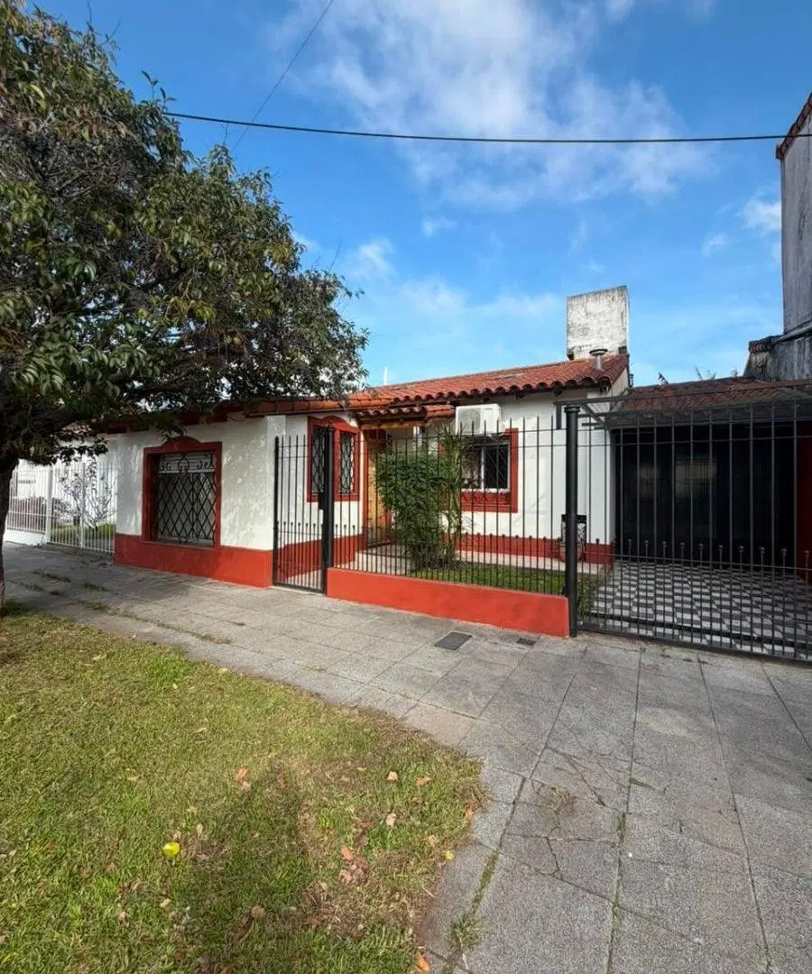 Casa en venta c/ cochera en Banfield 8