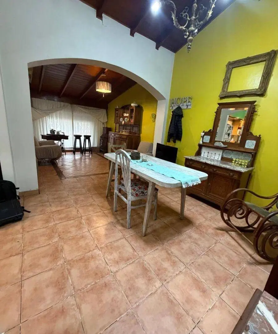 Casa en venta c/ cochera en Banfield 1
