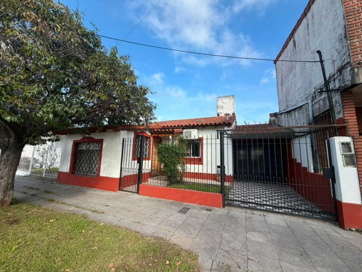 Casa en venta c/ cochera en Banfield 2