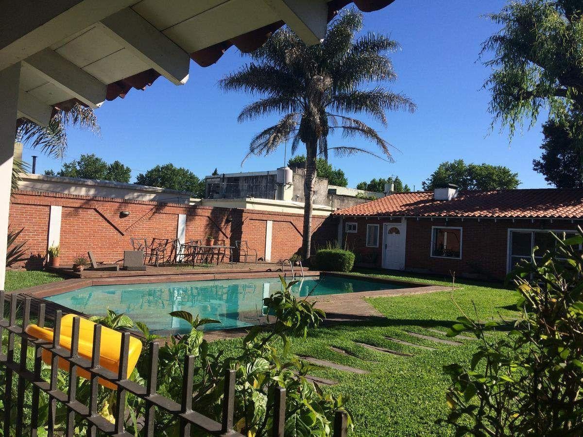 Foto de Casa en Alquiler de 6 ambientes, quincho, Pileta y cochera en Temperley, imagen 2