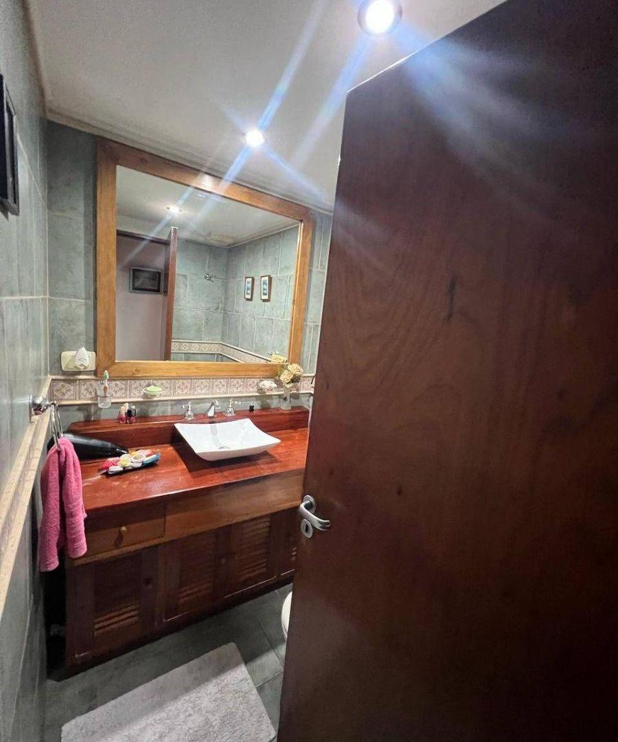 Foto de Casa en Alquiler de 6 ambientes, quincho, Pileta y cochera en Temperley, imagen 4