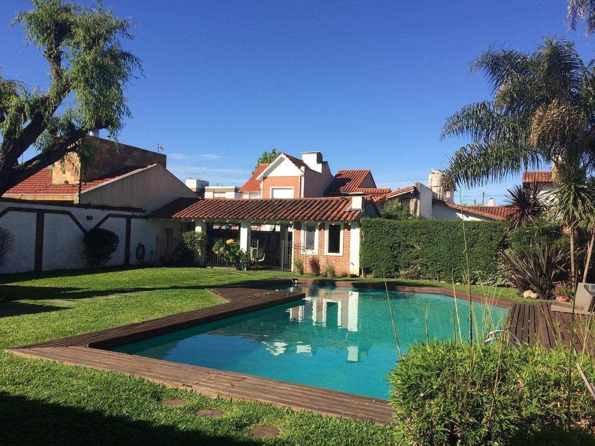 Foto de Casa en Alquiler de 6 ambientes, quincho, Pileta y cochera en Temperley, imagen 3